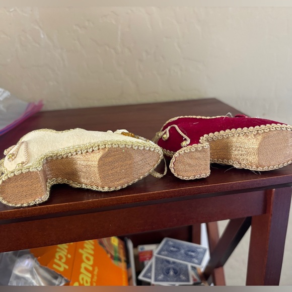 Elegant Embroidered Shoes Christmas Holiday Ornaments Set of 2 Victorian 1990s - Picture 4 of 5
